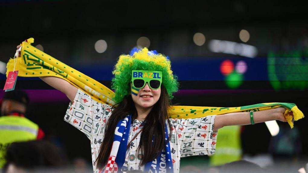 ¡Duelo de bellezas! Hermosas aficionadas de Croacia y Brasil engalanan las graderías en Qatar