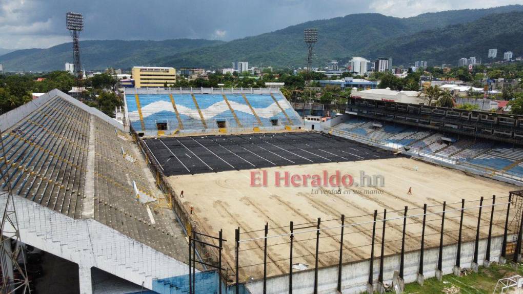 ¡Irreconocible! Así avanzan los trabajos de cambio de césped en el Estadio Morazán en la recta final