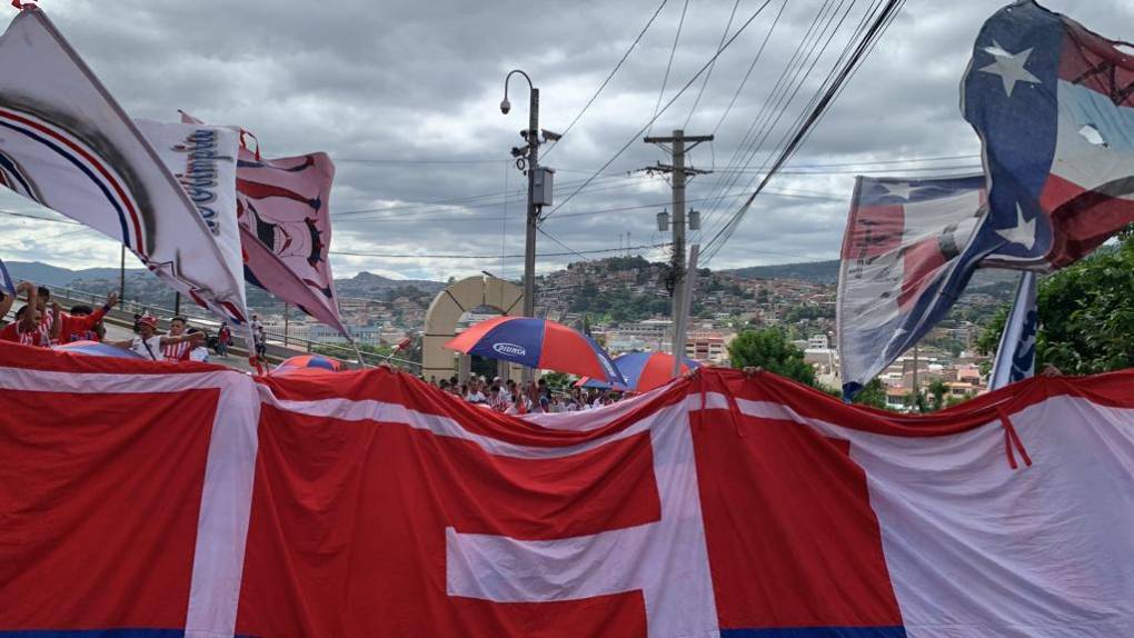 ¡Banderazo! Impresionante llegada de la Ultra Fiel para apoyar al Olimpia