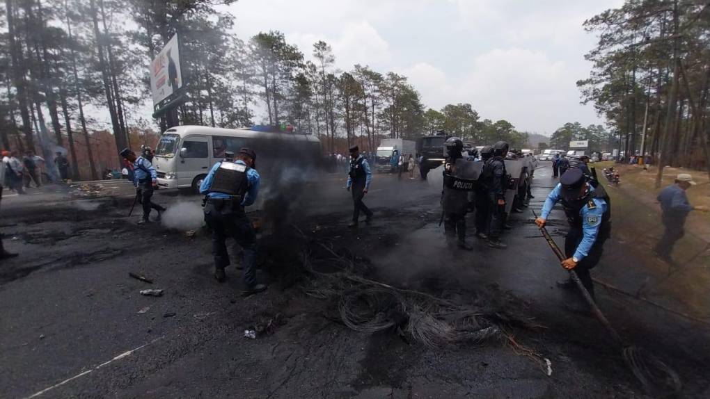 En zafarrancho y desalojo con agua terminó protesta de policías depurados en la carretera CA-5