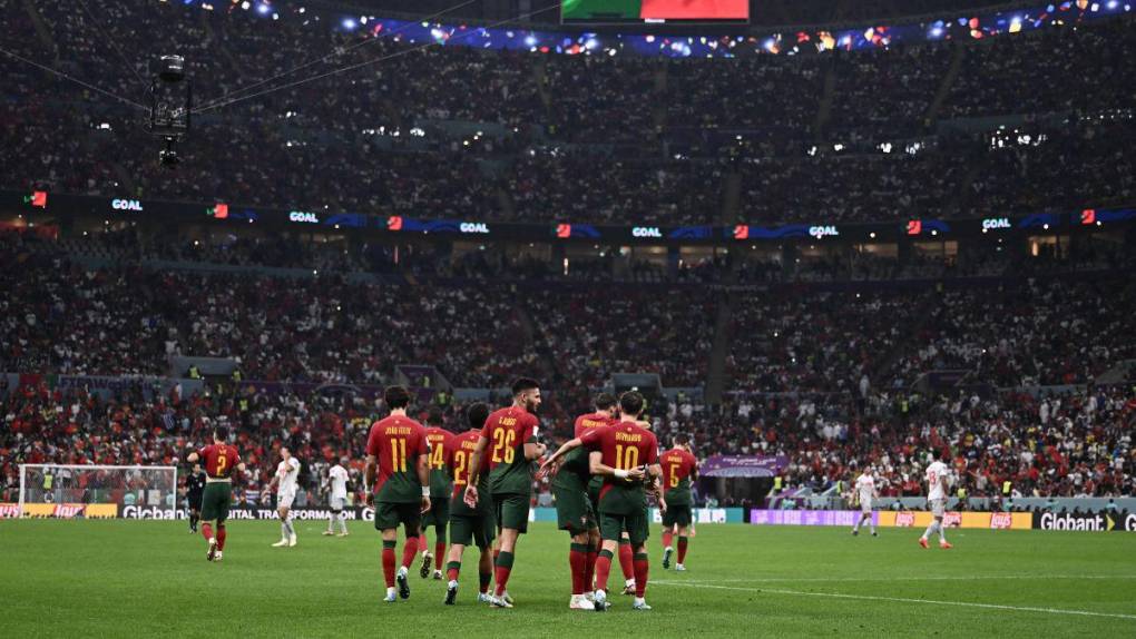 Con CR7 en la banca: las imágenes de la goleada de Portugal ante Suiza