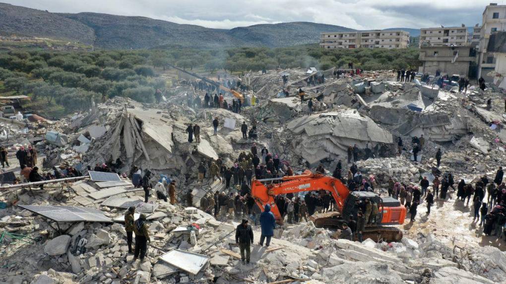 Luto, destrucción y miedo: las imágenes tras el fatal sismo en Turquía y Siria