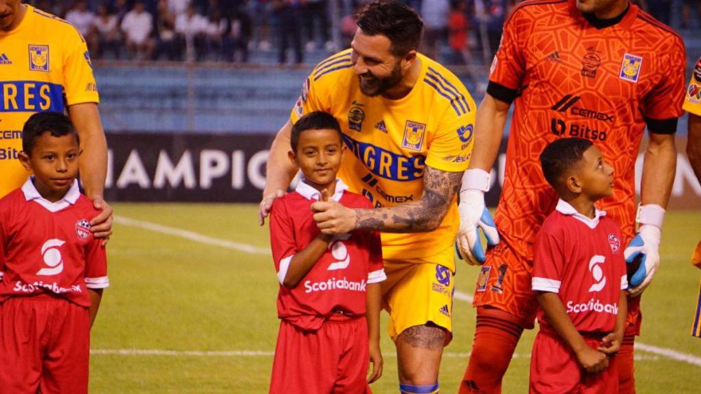 Ovación, autógrafos y complicidad con los niños: así fue el paso de Gignac por Honduras