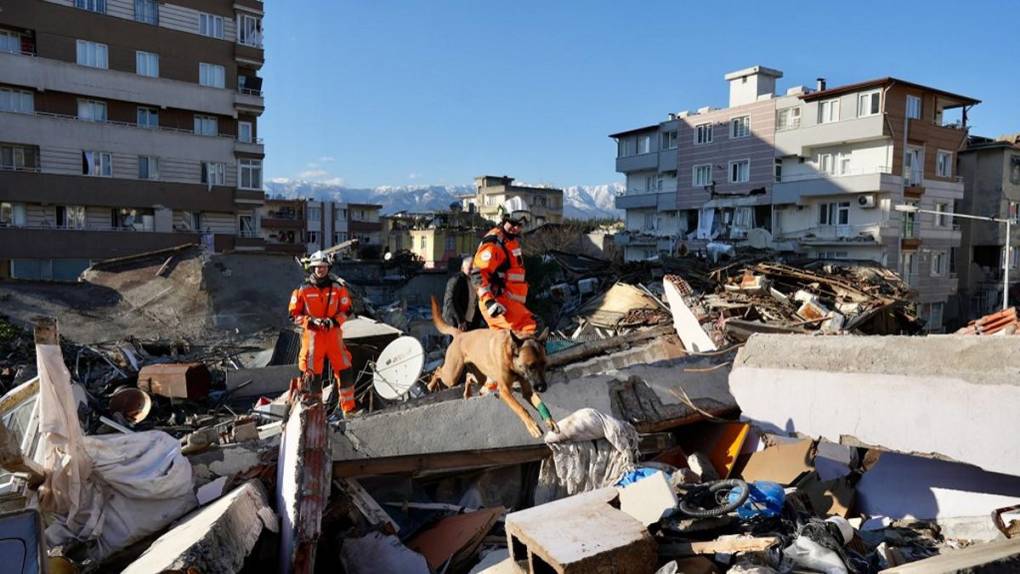 Historia detrás de la foto de un padre sosteniendo la mano de su hija muerta bajo escombros del sismo en Turquía y Siria