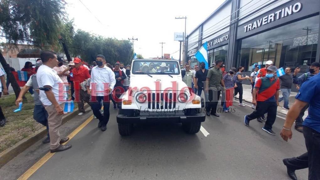 Así fue el ingreso de Mel Zelaya junto a la Resistencia al Estadio Nacional