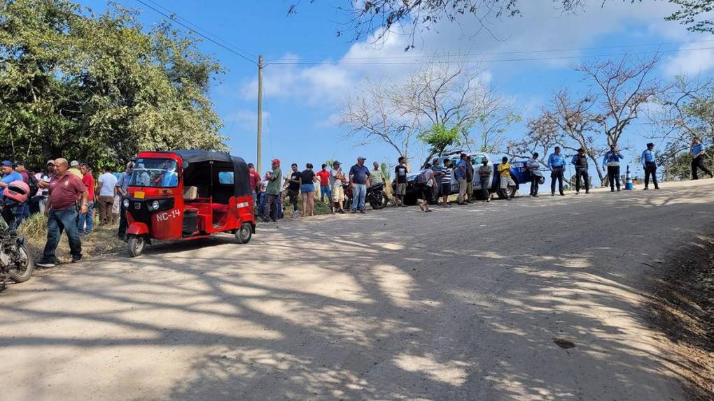 Un carro sobrecargado y una vuelta peligrosa: lo que se sabe del accidente que dejó tres muertos en Santa Bárbara