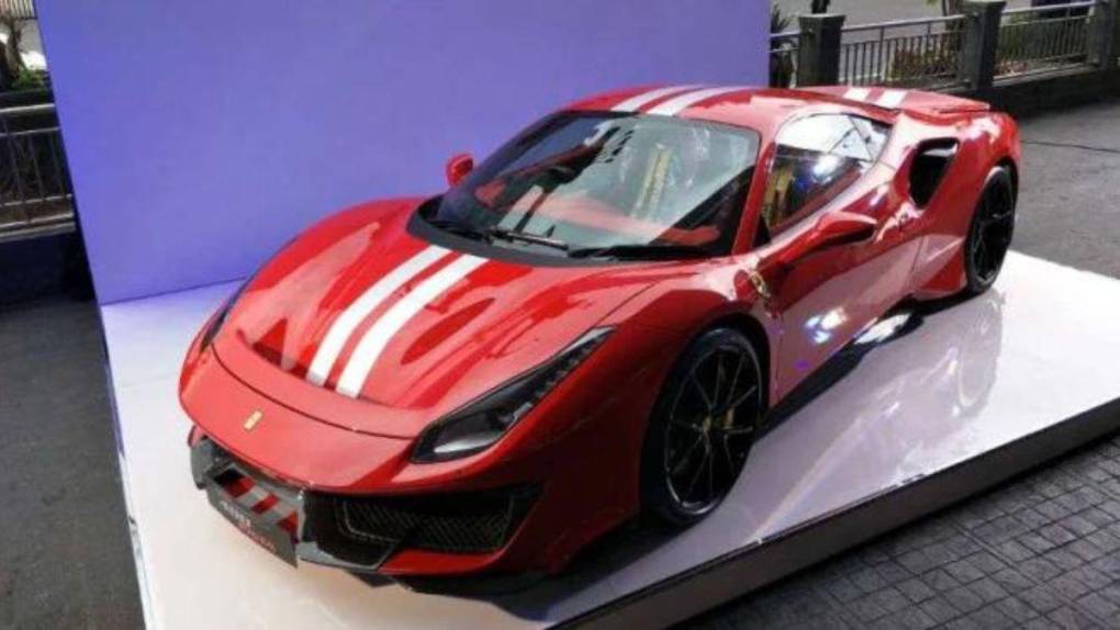 Ferrari 488 Pista: el lujoso auto que compró pero no puede usar Kylian Mbappé