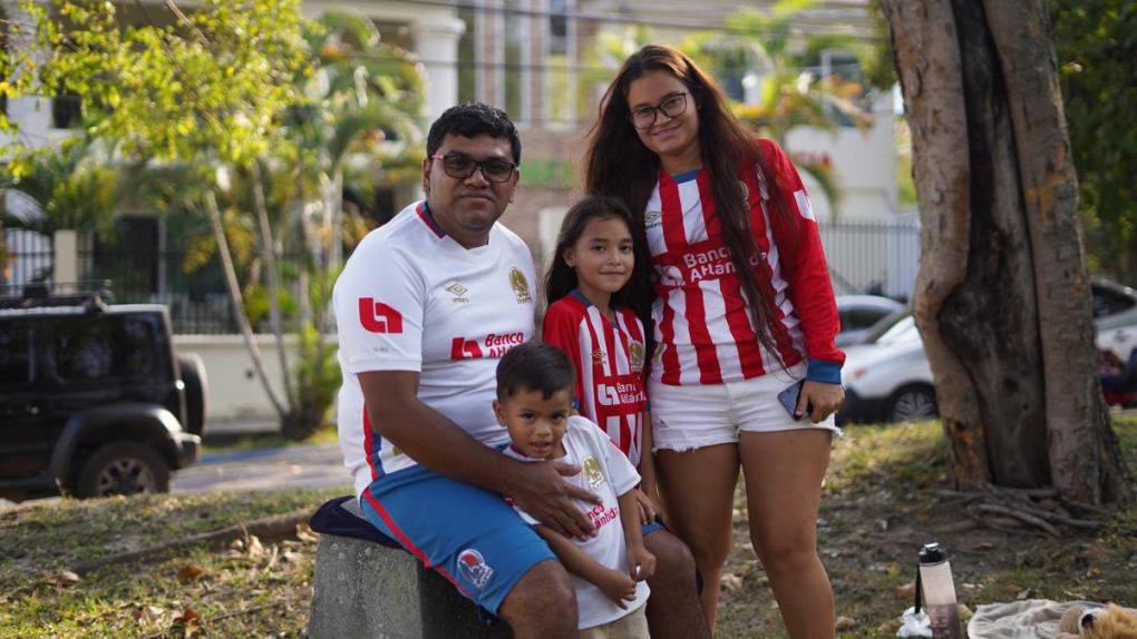 Impresionante banderazo: La Ultra Fiel acude a apoyar al Olimpia previo al clásico ante Marathón