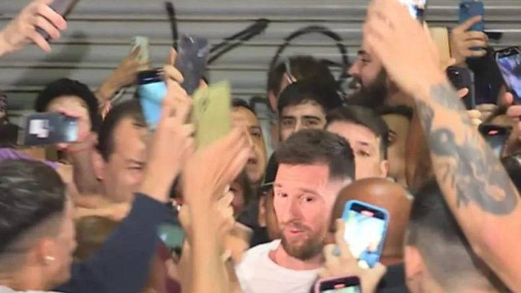 Un mar de fanáticos y una salida accidentada: así fue la visita de Messi a una parrillada de Palermo