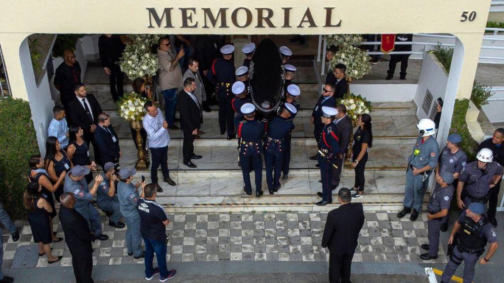 Entre lágrimas y sentidos homenajes: así fue la llegada de Pelé al cementerio en donde será enterrado