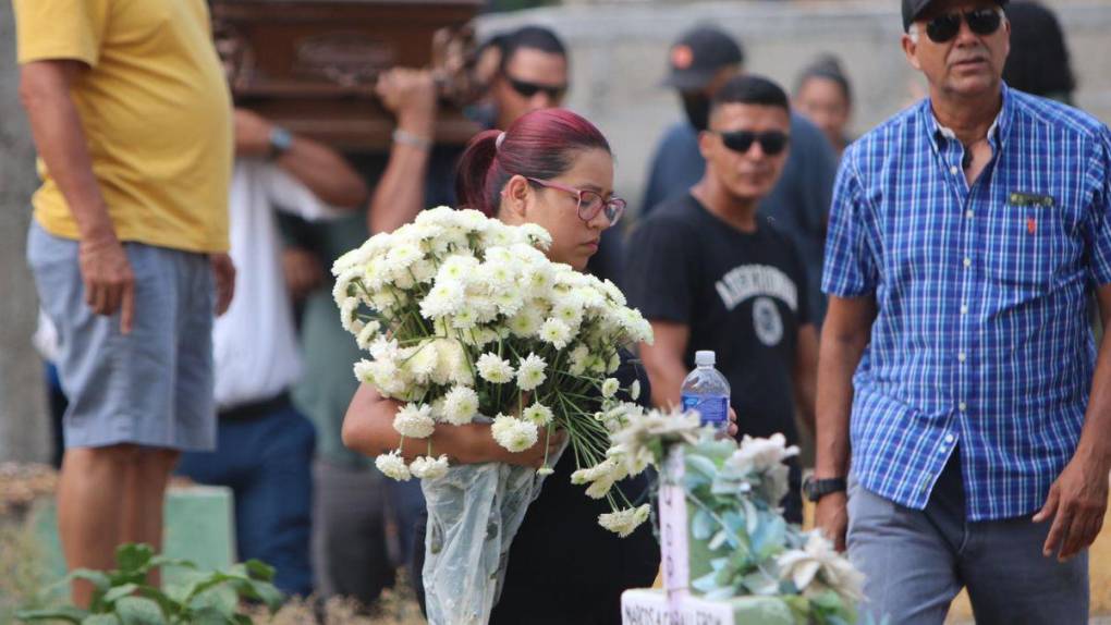 En medio de llanto y profundo dolor: así fue el último adiós a Elmer Canales