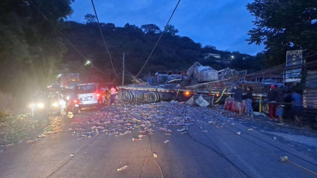 Volcamiento de rastra genera caos vial en la salida al sur de la capital