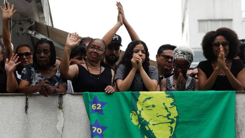 Entre lágrimas y sentidos homenajes: así fue la llegada de Pelé al cementerio en donde será enterrado