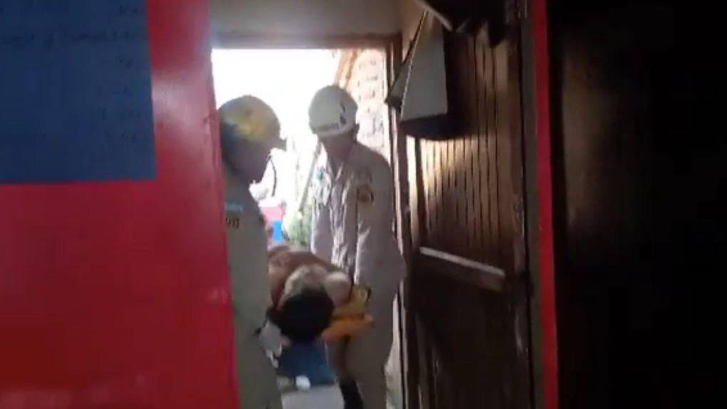 Así rescataron a hombre que quedó atrapado entre dos muros al intentar ingresar a una casa en Olancho