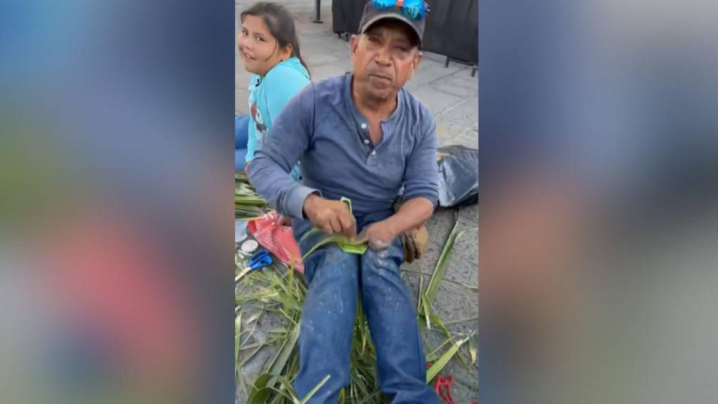 Migrante hondureño cautiva a artista mexicano con elaboración de adornos con hojas de palmera de coco