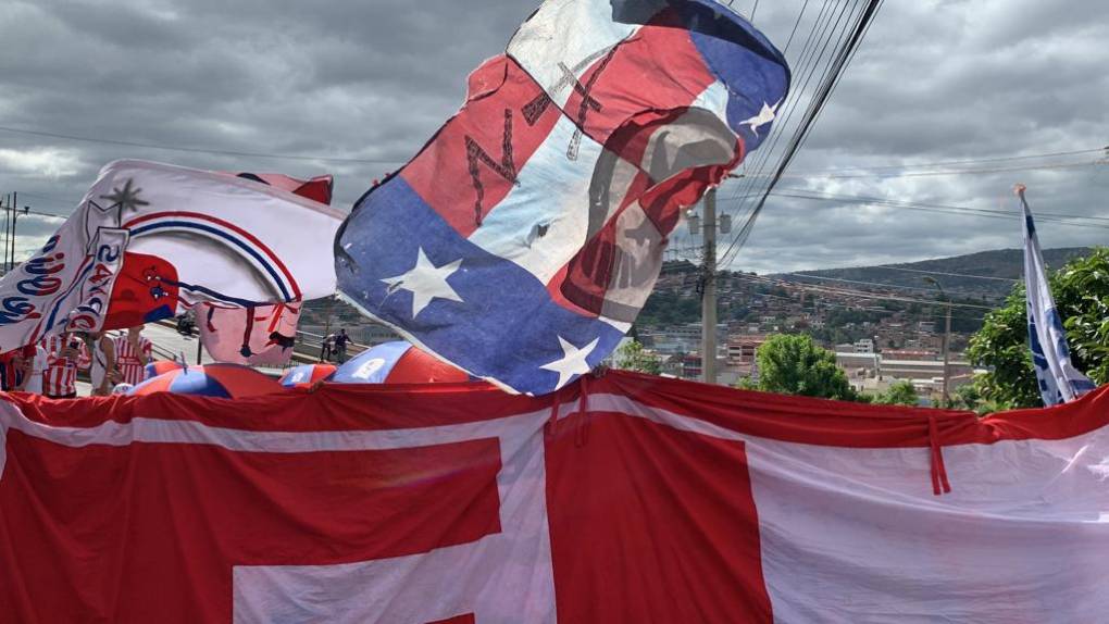 ¡Banderazo! Impresionante llegada de la Ultra Fiel para apoyar al Olimpia