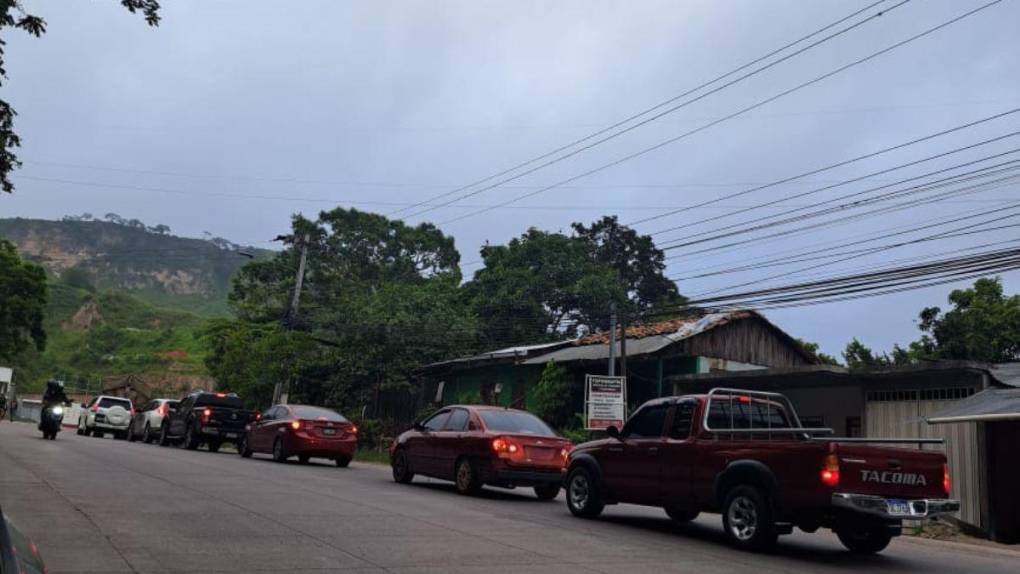 Volcamiento de rastra genera caos vial en la salida al sur de la capital