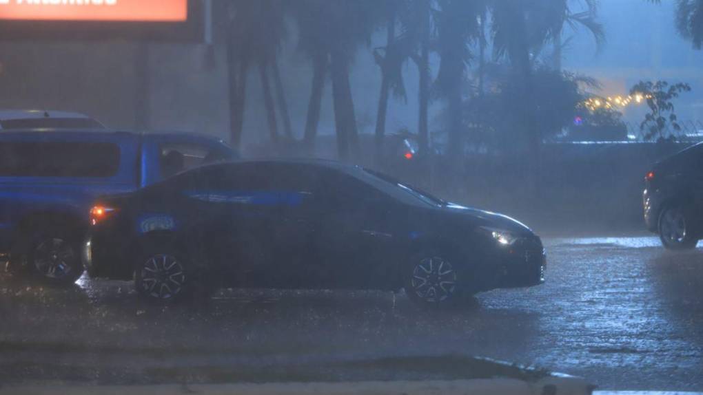 Torrenciales aguaceros y calles inundadas: las imágenes de las lluvias en San Pedro Sula