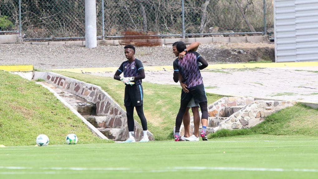 Risas, trabajo arduo y un invitado especial en el entrenamiento del Olimpia este martes