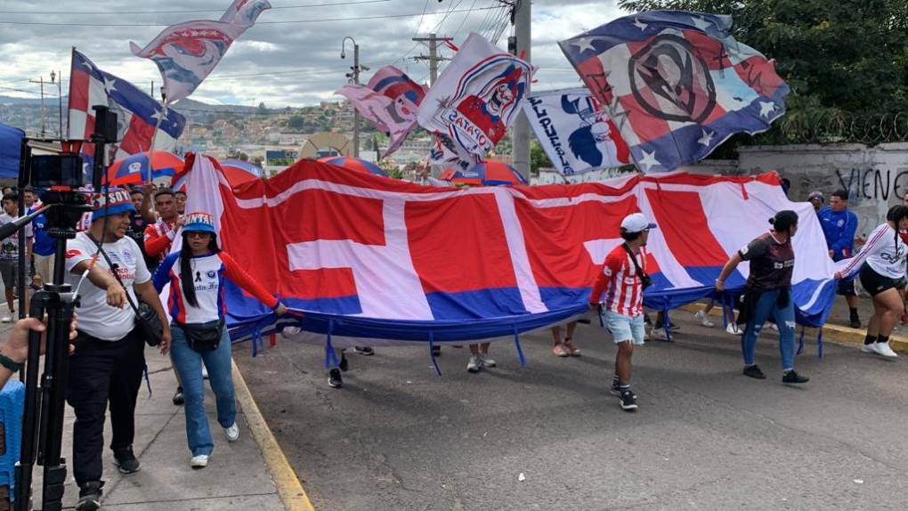 ¡Banderazo! Impresionante llegada de la Ultra Fiel para apoyar al Olimpia