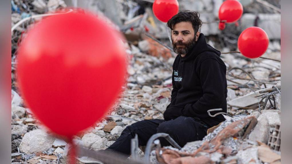 Con globos rojos rinden homenaje a los niños muertos en el terremoto de Turquía