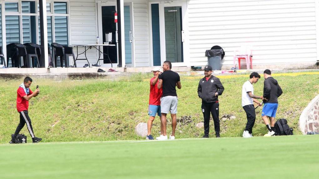 Risas, trabajo arduo y un invitado especial en el entrenamiento del Olimpia este martes