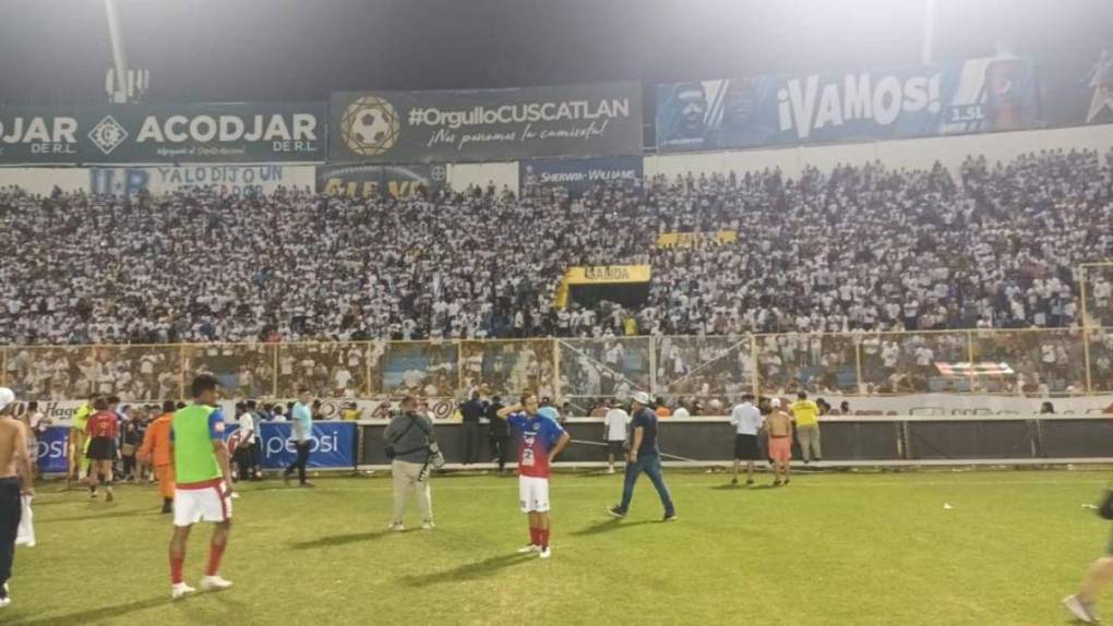 Caos, muertos y decenas de heridos: lo que se sabe sobre la estampida en el Estadio Cuscatlán de El Salvador