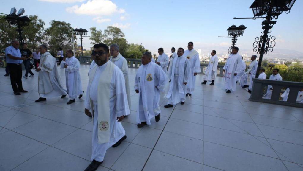 Con gozo y renovación de votos se celebra la Misa Crismal este Jueves Santo en la capital