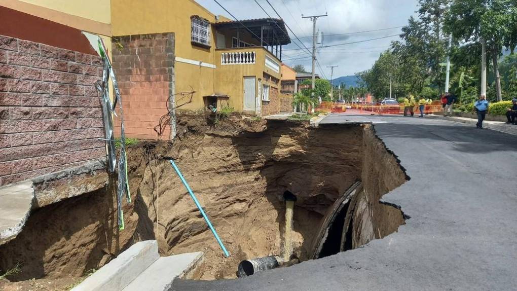 Socavones, carros destrozados y el agua hasta el cuello: Los daños de Bonnie en El Salvador