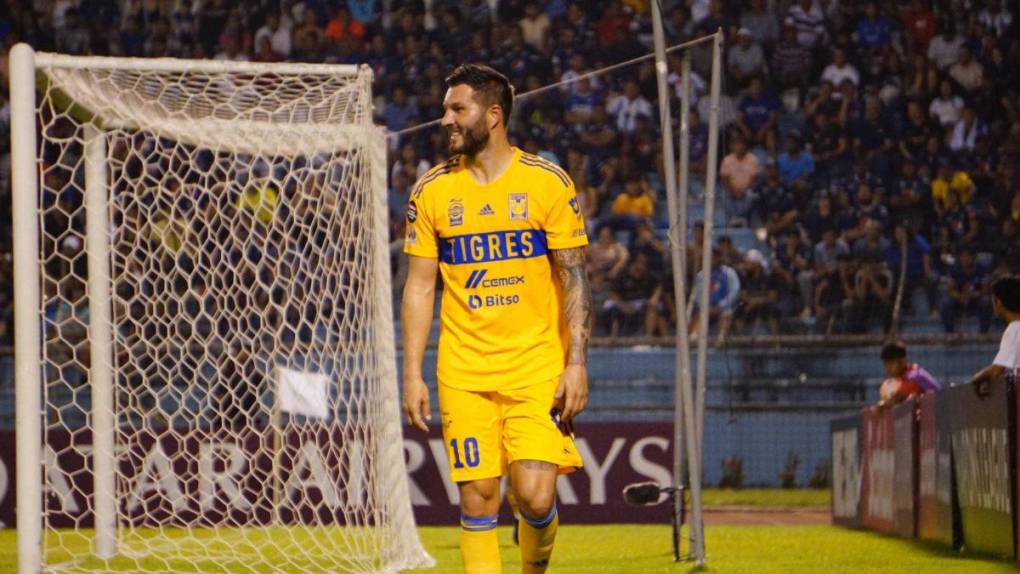 Ovación, autógrafos y complicidad con los niños: así fue el paso de Gignac por Honduras