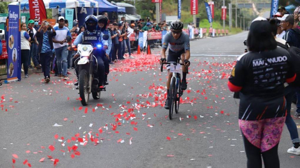 Con carteles, pompones y en familia apoyan a ciclistas en la Vuelta 2022 de El Heraldo