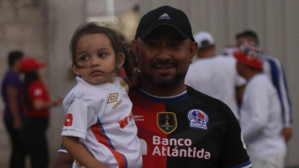 Belleza y mucho colorido: así es el ambiente en el Olimpia vs Honduras Progreso