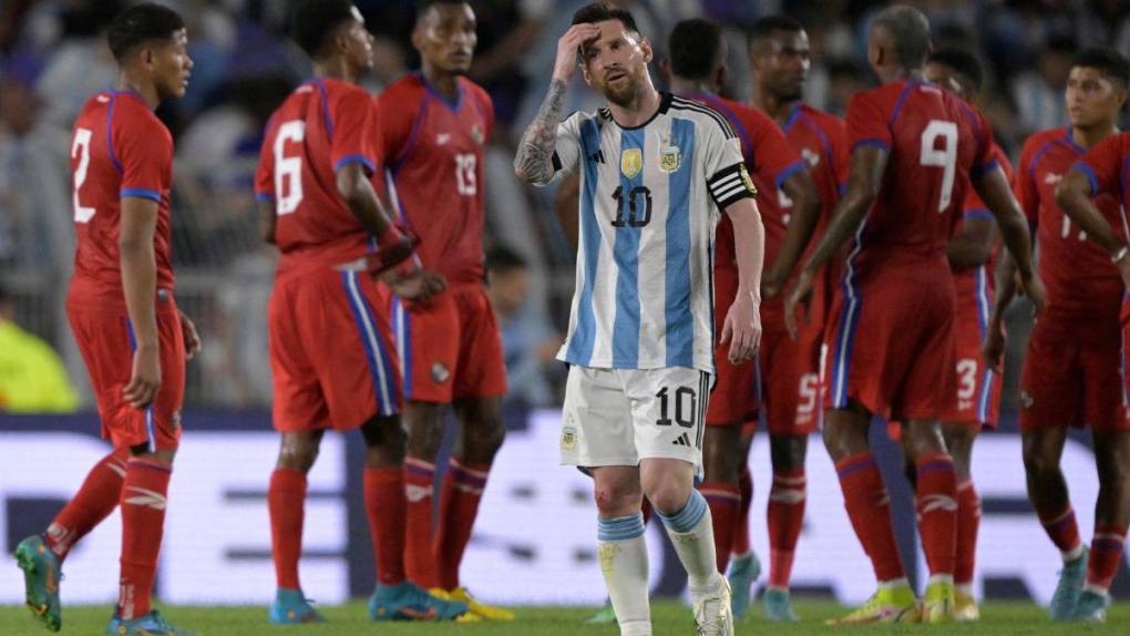 ¡Patada criminal! La terrible entrada que sufrió Messi en el Argentina - Panamá