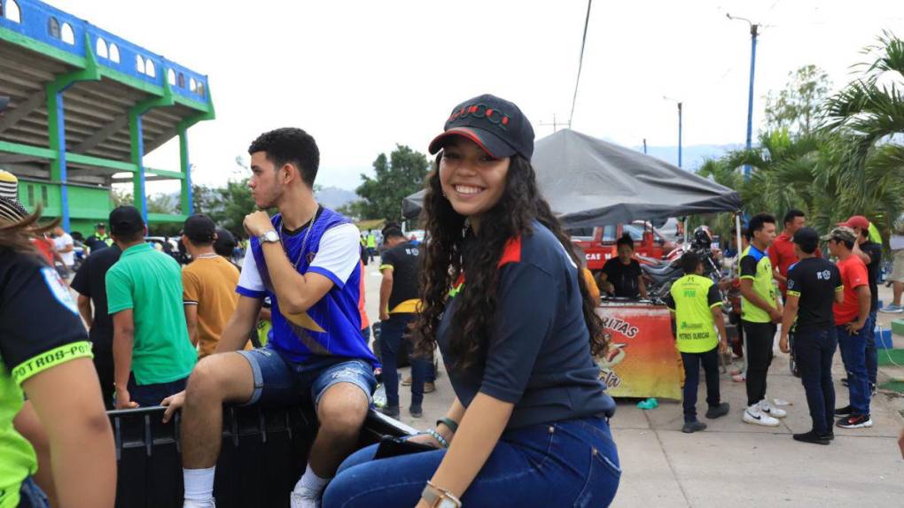 Largas filas, gran colorido y bellas mujeres: el ambiente previo a la semifinal Olancho FC - Real España