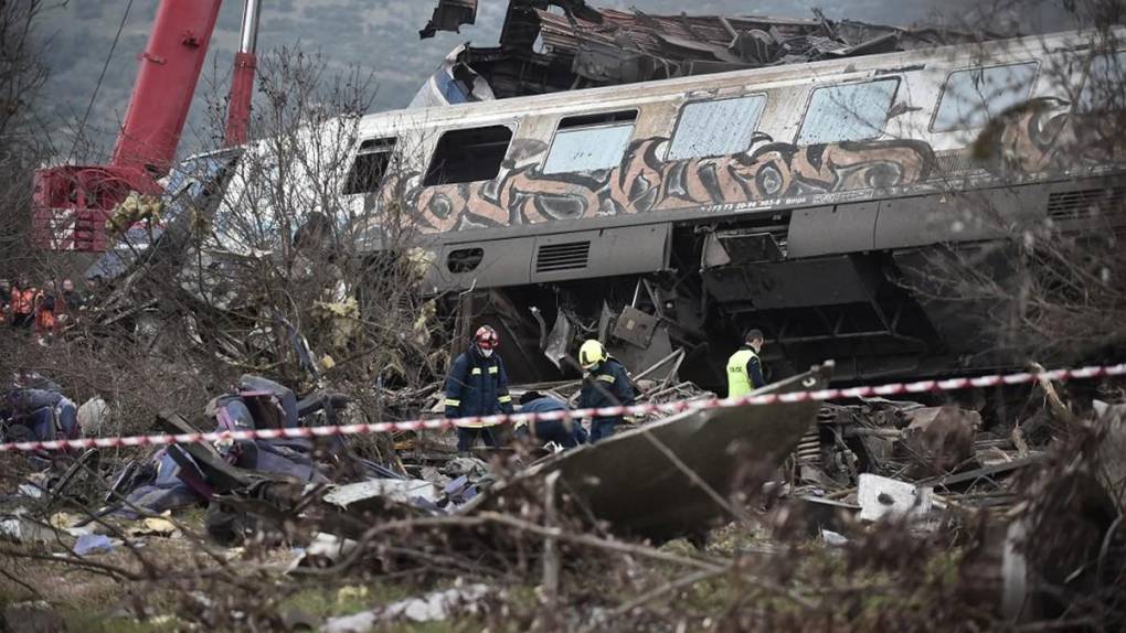 Vagones pulverizados y cuerpos carbonizados tras accidente de tren mortal en Grecia