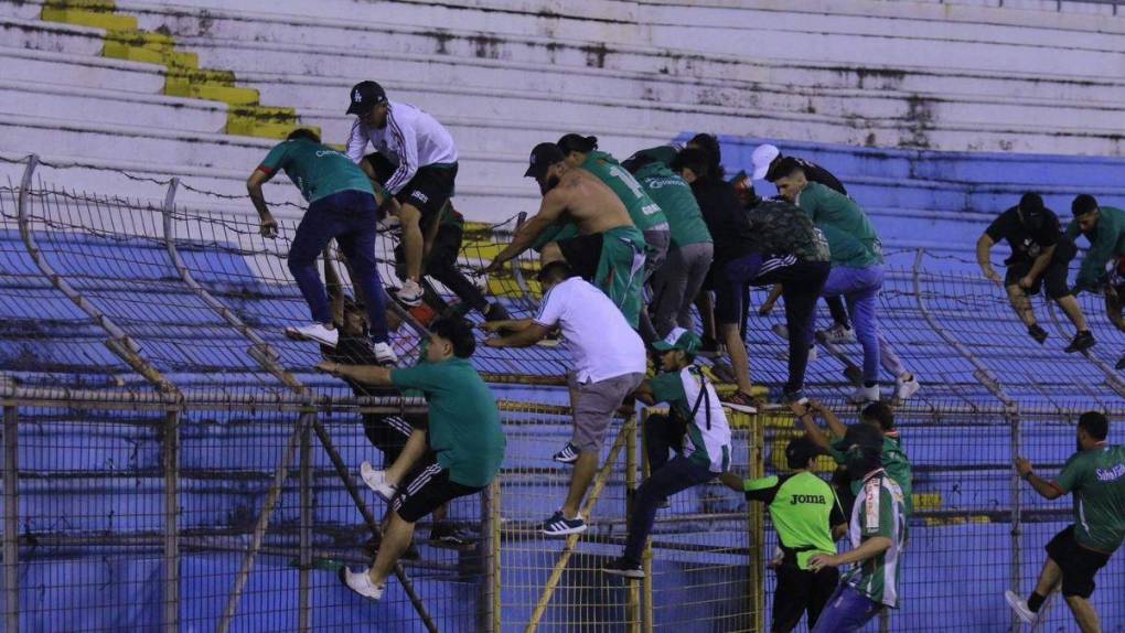 Lamentables imágenes: El enfrentamiento entre barras en el clásico sampedrano