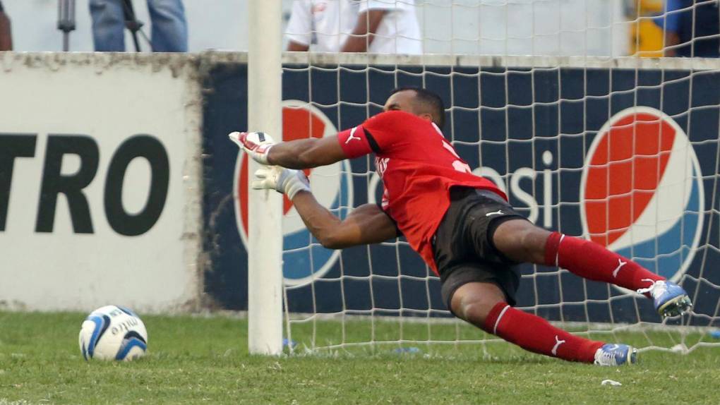 Entre el campo y el fútbol: así es la vida de Donis Escober tras su retiro con Olimpia