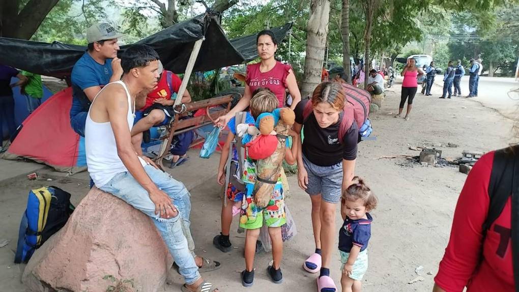 Decenas de niños forman parte de la amarga historia de familias migrantes varadas en Danlí