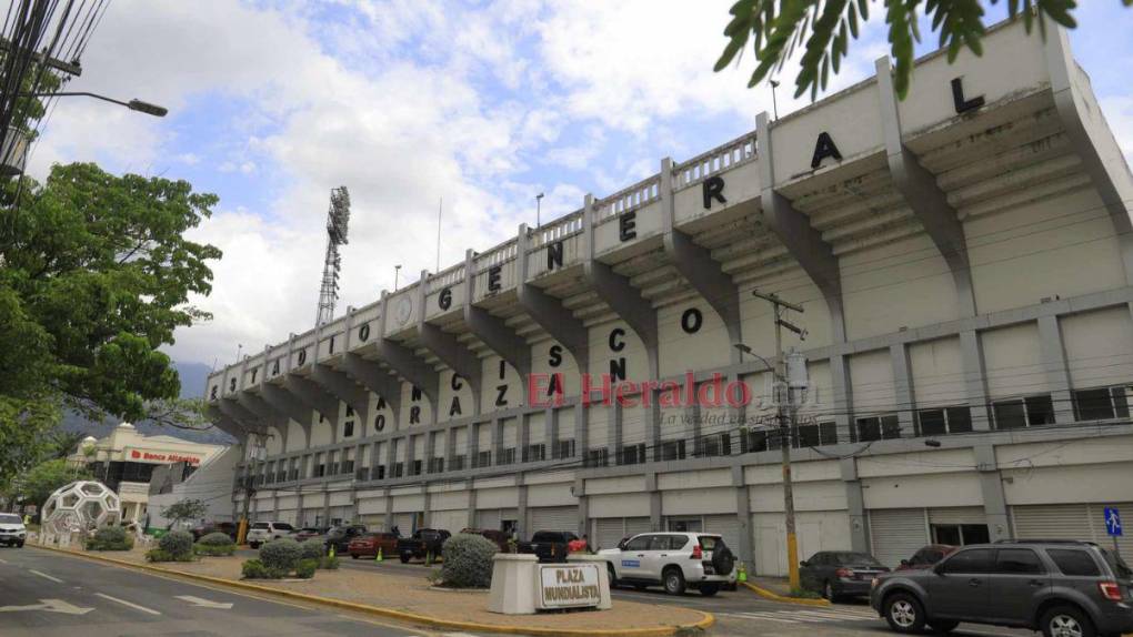 ¡Irreconocible! Así avanzan los trabajos de cambio de césped en el Estadio Morazán en la recta final