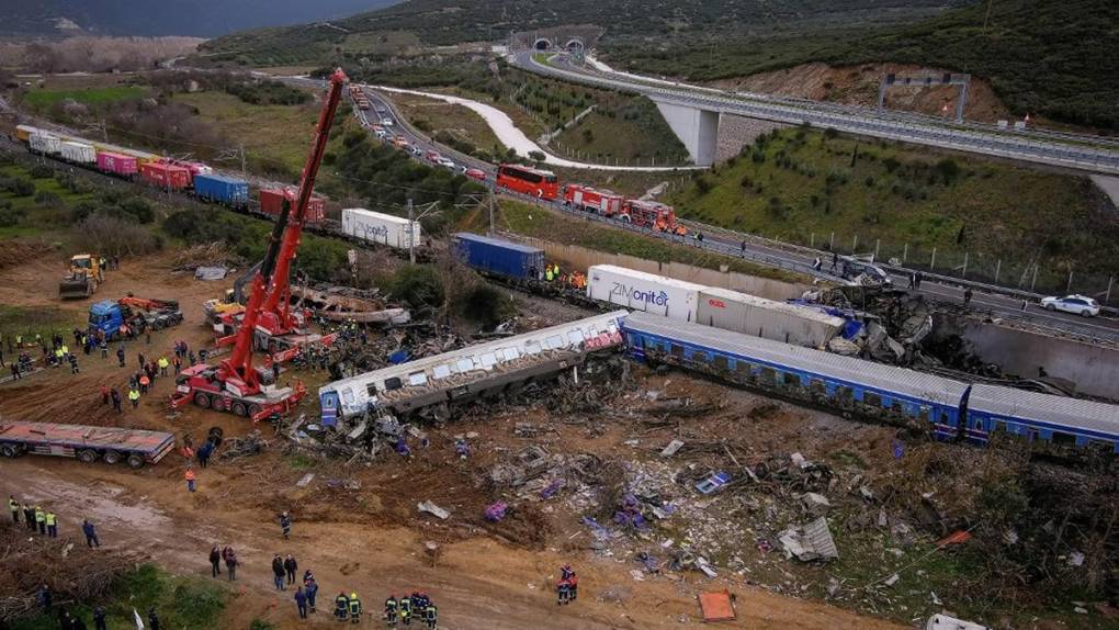 Vagones pulverizados y cuerpos carbonizados tras accidente de tren mortal en Grecia