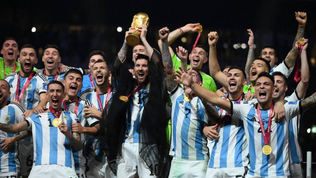 Así fue el momento en que Argentina levantó la Copa del Mundo