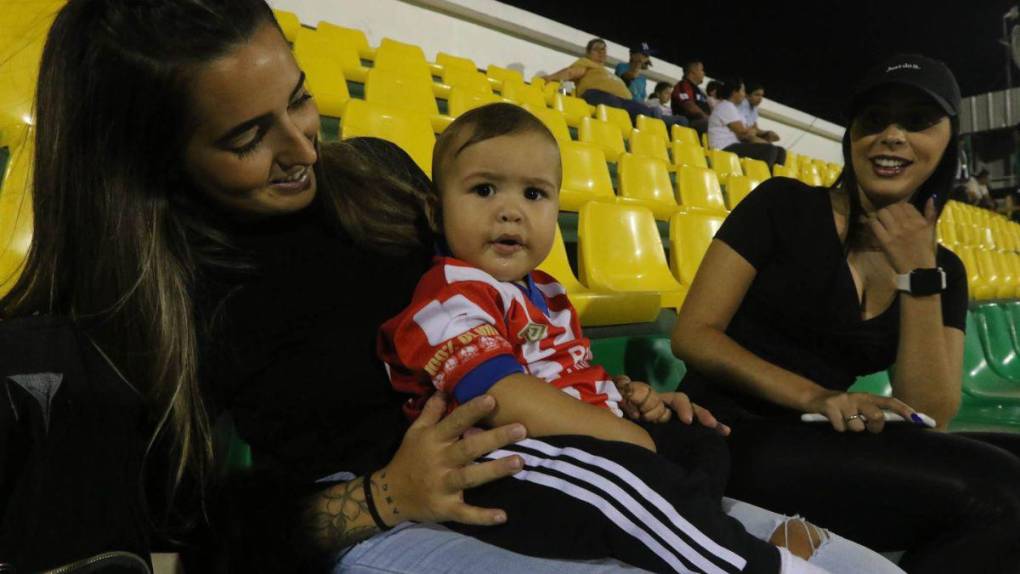 Belleza y mucho colorido: así es el ambiente en el Olimpia vs Honduras Progreso