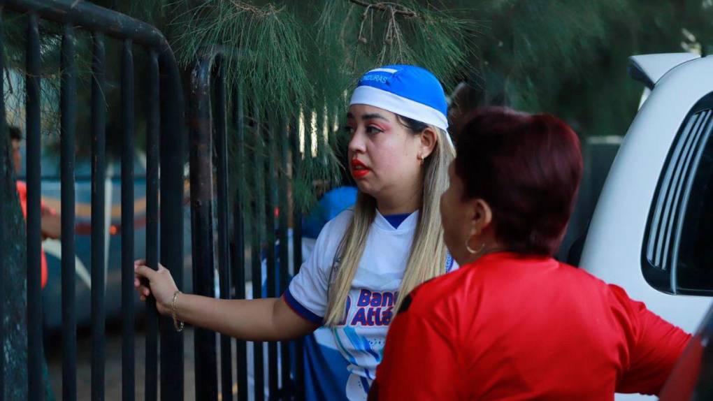 No jugarán solos: aficionados del Olimpia llegan al Jalisco a apoyar al León