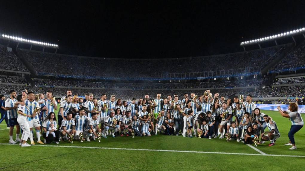 Polémica foto, Messi ovacionado y locura total: las imágenes de la fiesta de Argentina