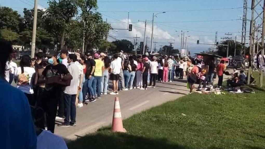 Tráfico interminable, curiosos rótulos y masiva asistencia: imágenes del concierto de Bad Bunny en Honduras