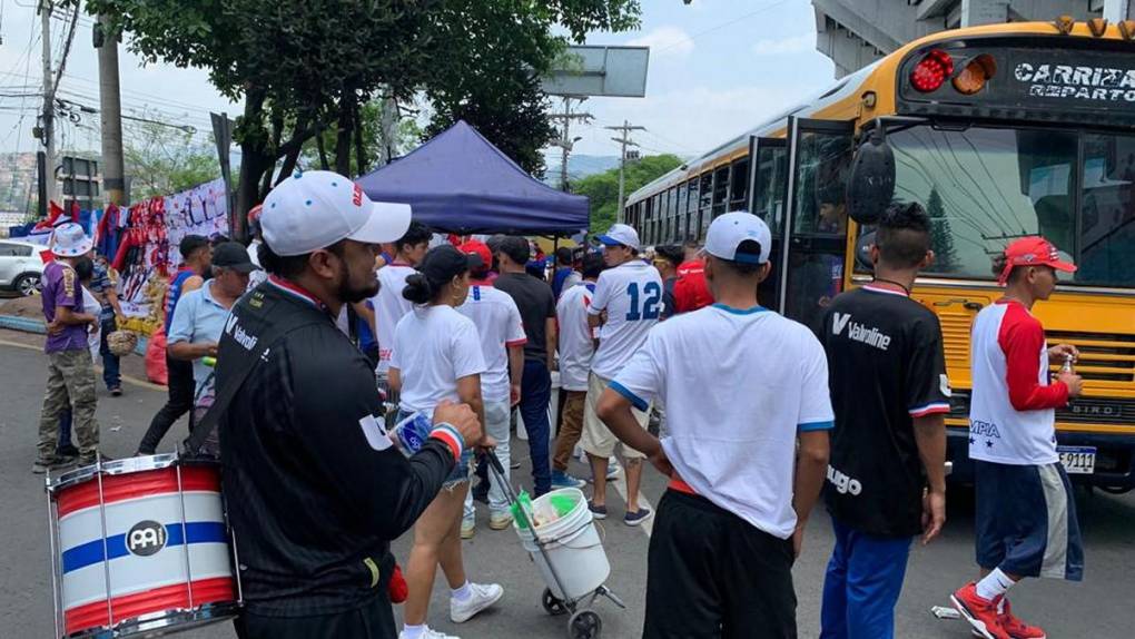 Ambiente de gran final se vive en alrededores del “Chelato” Uclés previo al Olimpia-Olancho