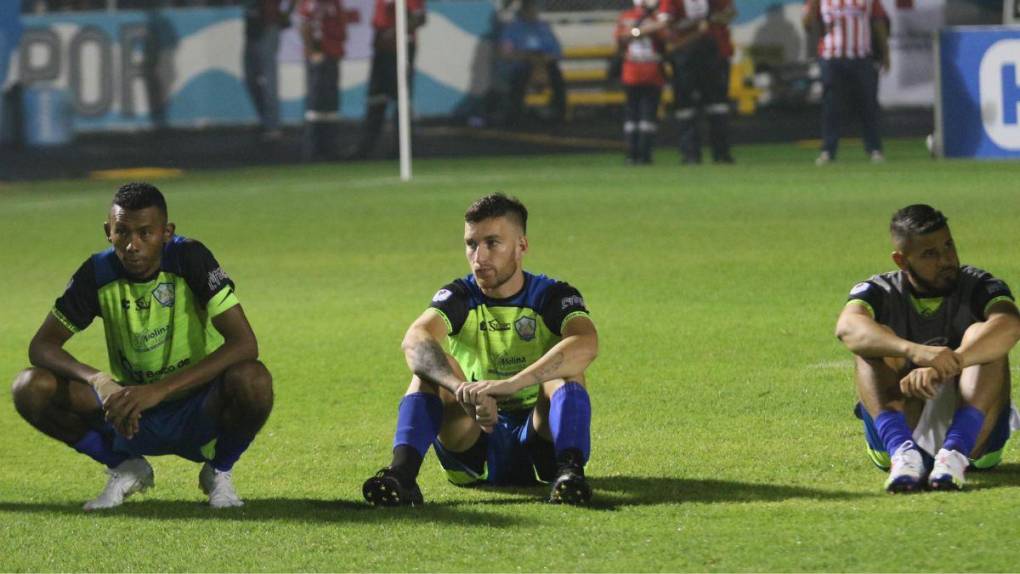 Caras largas, miradas perdidas y tristeza: las imágenes de los jugadores de Olancho FC tras la derrota ante Olimpia