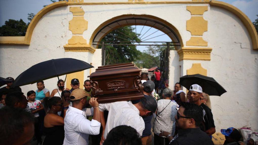 En medio de llanto y profundo dolor: así fue el último adiós a Elmer Canales