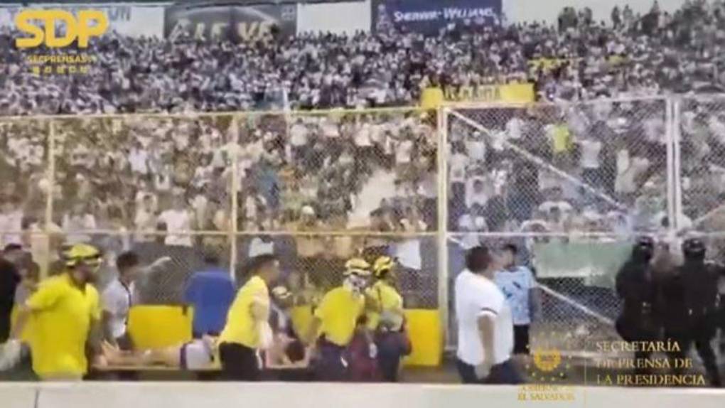 Caos, muertos y decenas de heridos: lo que se sabe sobre la estampida en el Estadio Cuscatlán de El Salvador