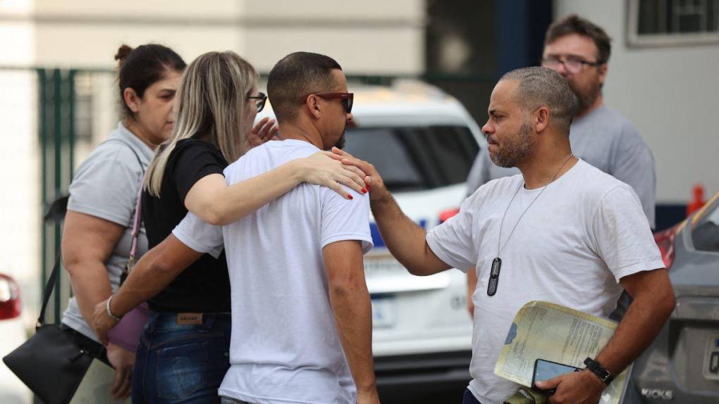 ¡Desgarrador! Así sepultaron a los niños asesinados en masacre en guardería de Brasil